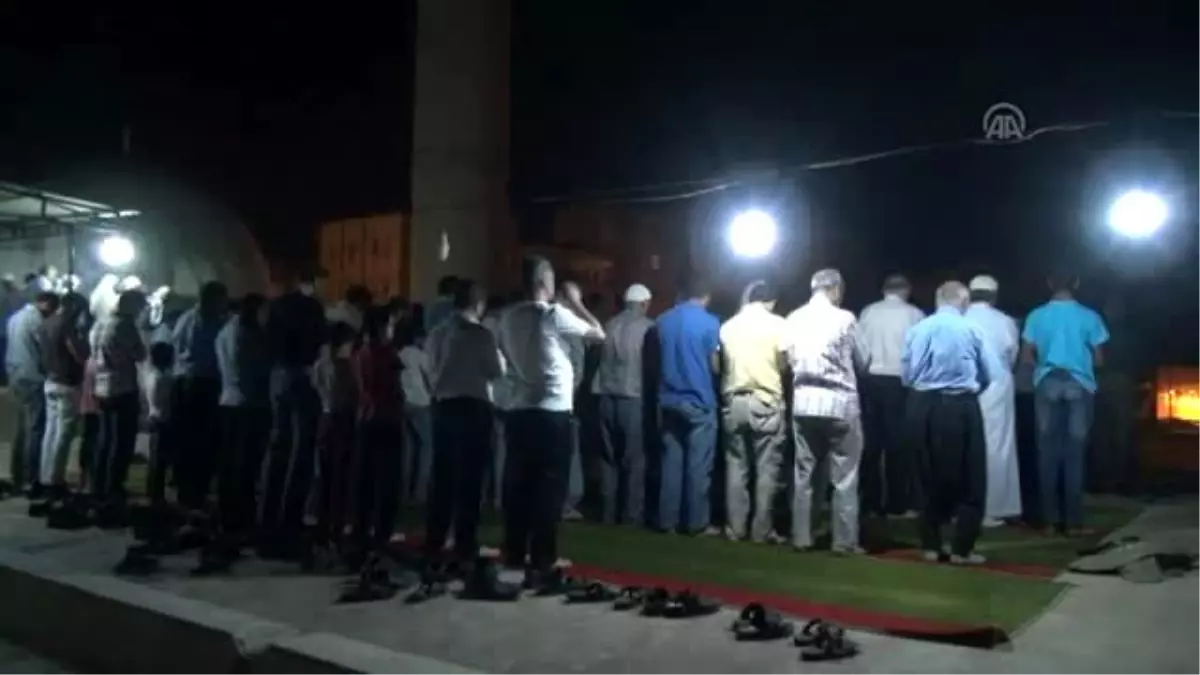 Sıcaklardan Şikayet Eden Cemaat Teravih Namazını Terasta Kıldı