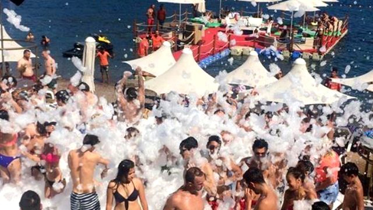 Sıcaktan Bunalan Turistler Köpük Banyosu ile Serinliyor