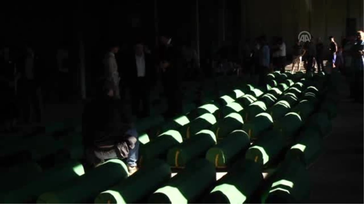 Srebrenitsa Soykırımında Katledilen 136 Kurbanın Cenazesi Potoçari Anıt Mezarlığı\'na Taşındı