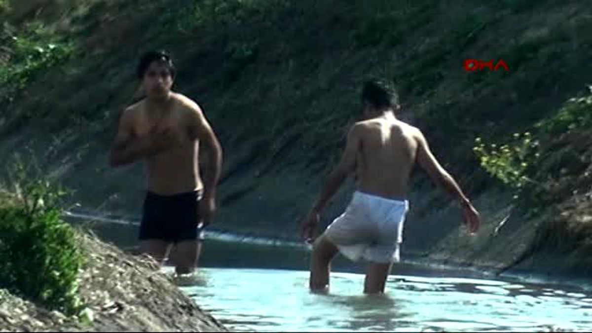 Bolu\'da Çocuklar Sulama Kanalında Serinledi