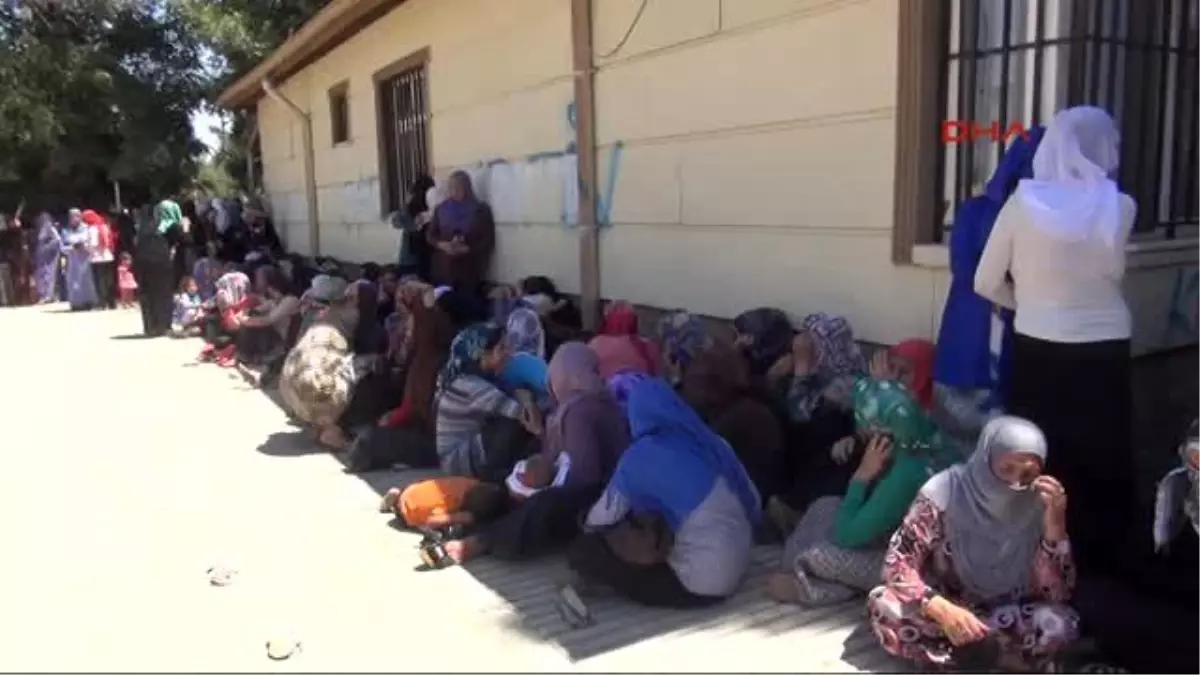 Suriyeli Sığınmacılar 300 Lira Bayram Yardımı Almak İçin Uzun Kuyruklar Oluşturdu