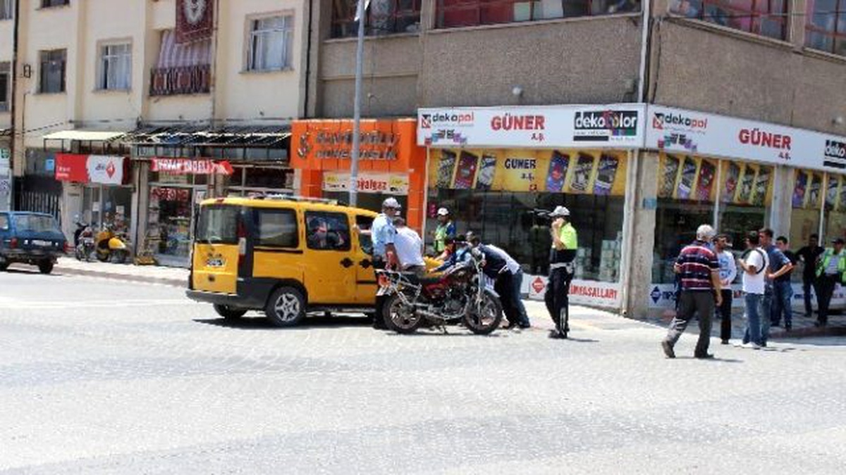 Tavşanlı\'da Ticari Taksi ile Motosiklet Çarpıştı: 1 Yaralı