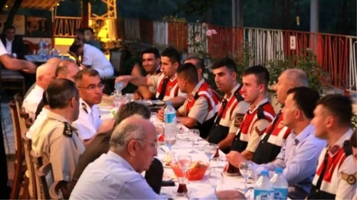 Vali Azizoğlu Askerlerle İftarda Buluştu