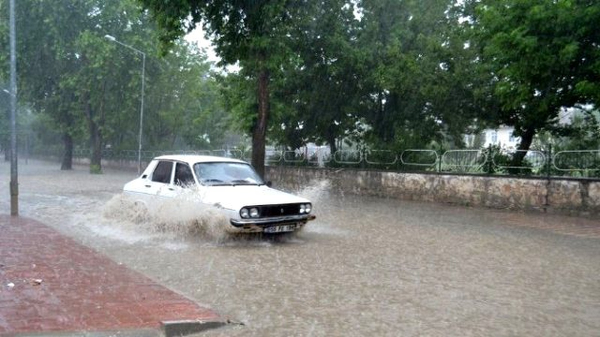 Vezirköprü\'de Sağanak ve Dolu Hayatı Felç Etti