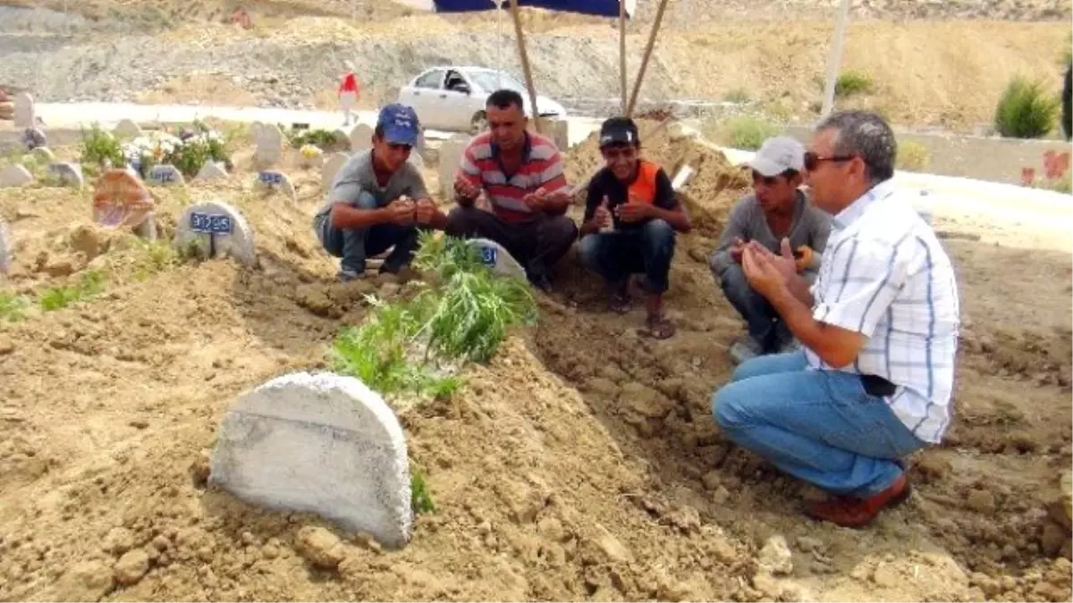 Mersin\'de Yol Süpürme Aracında Ölen Çocuk Toprağa Verildi