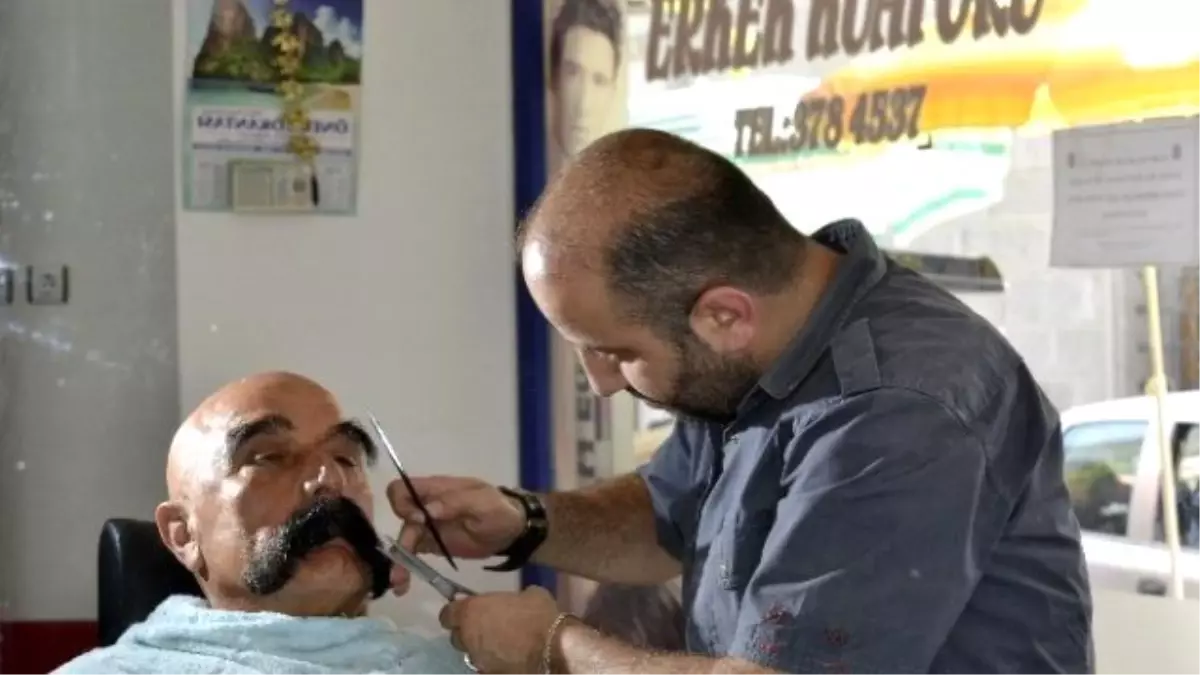 67 Yaşındaki Adam 42 Yıldır Bıyıklarını Kesmiyor