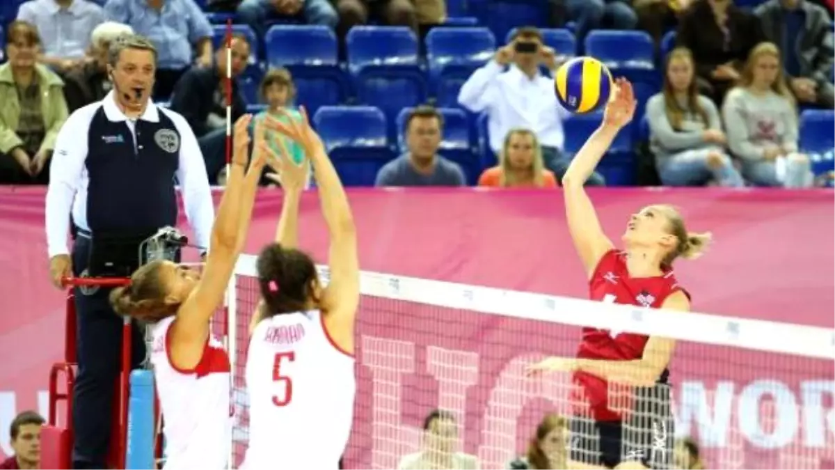 A Milli Bayan Voleybol Takımı, ABD\'ye 3 - 1 Yenildi