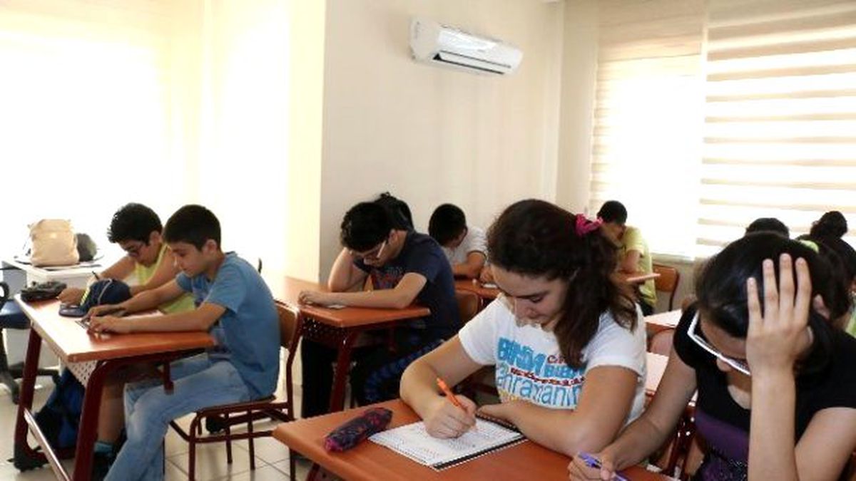 AKBEM Yaz Kurslarıyla Öğretiyor
