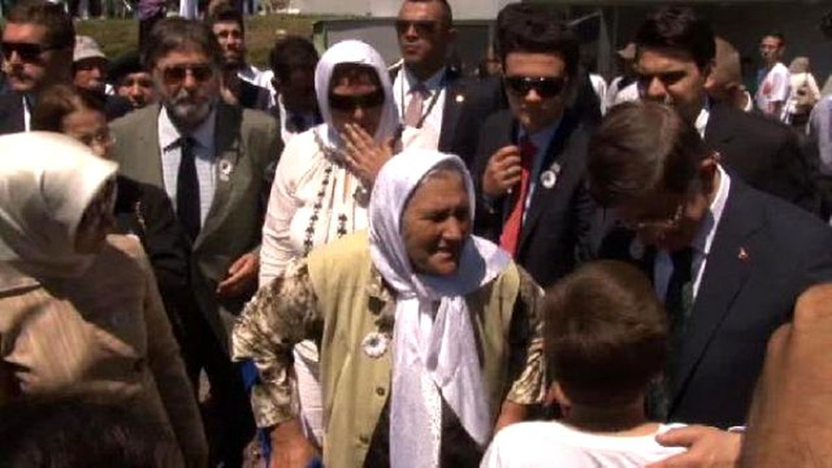 Başbakan Davutoğlu Bosna\'da 3 Şehit Annesinin Evini Ziyaret Etti
