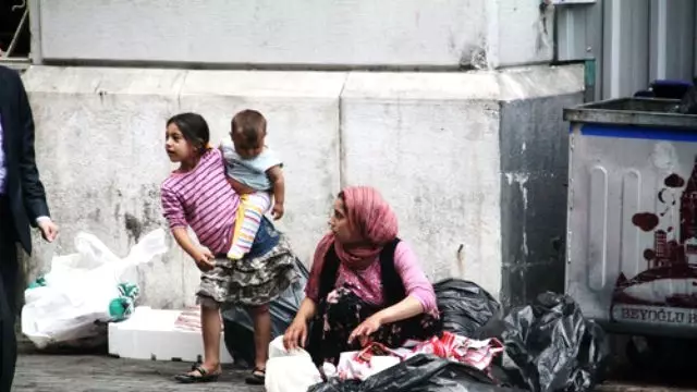 Beyoğlu'nda İki Çocuklu Kadın Çöpten İftar İçin Yemek Topladı - Son Dakika