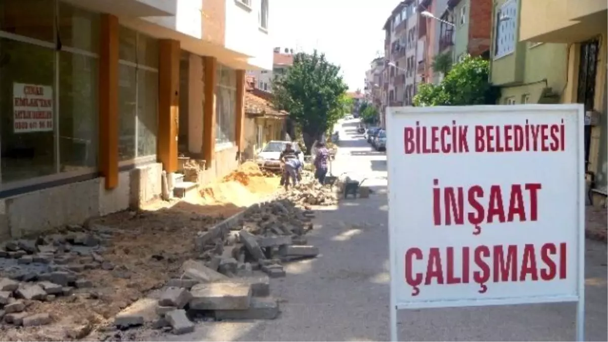 Bozulan Kaldırımlar Tamir Ediliyor