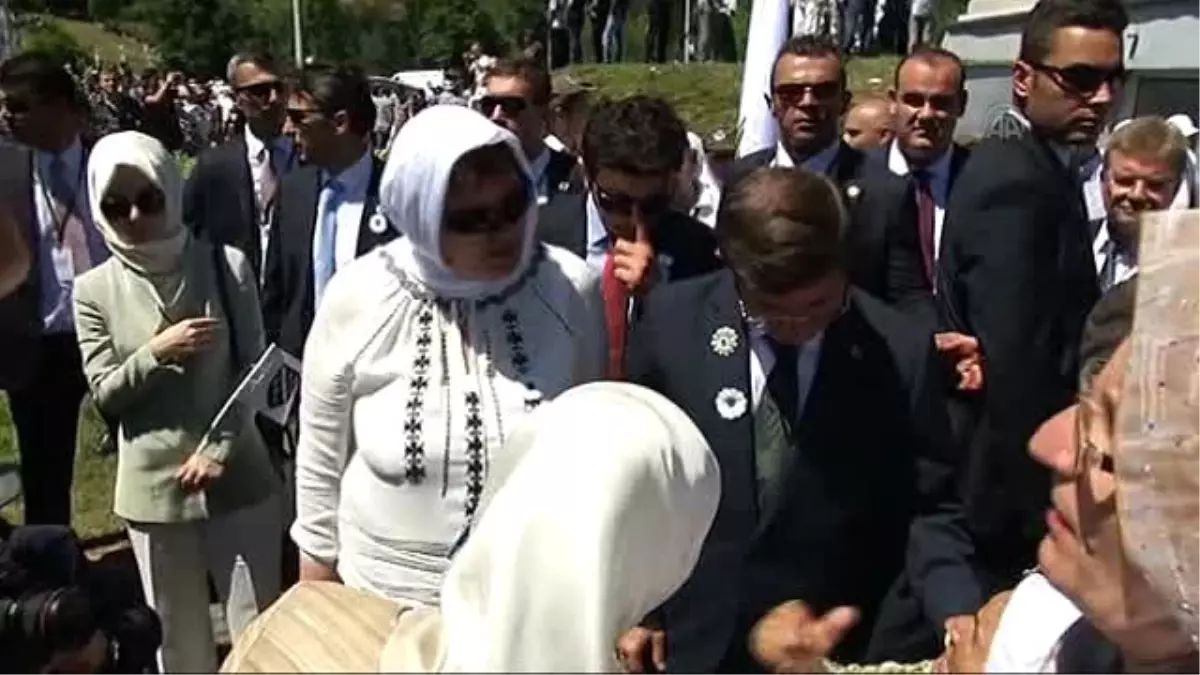 Davutoğlu, Yaşlı Bir Kadının Daveti Üzerine Evini Ziyaret Etti