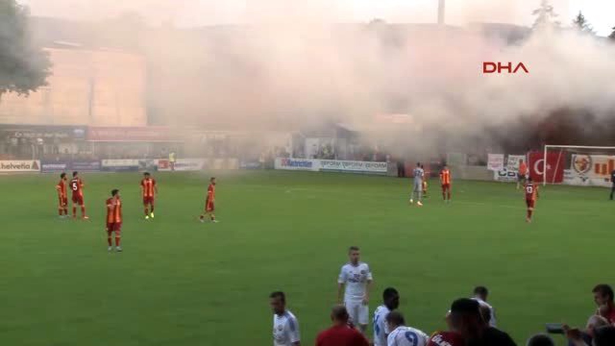 Galatasaray\'ın Hazırlık Maçı Meşale ve Maytap Nedeniyle Duraksadı