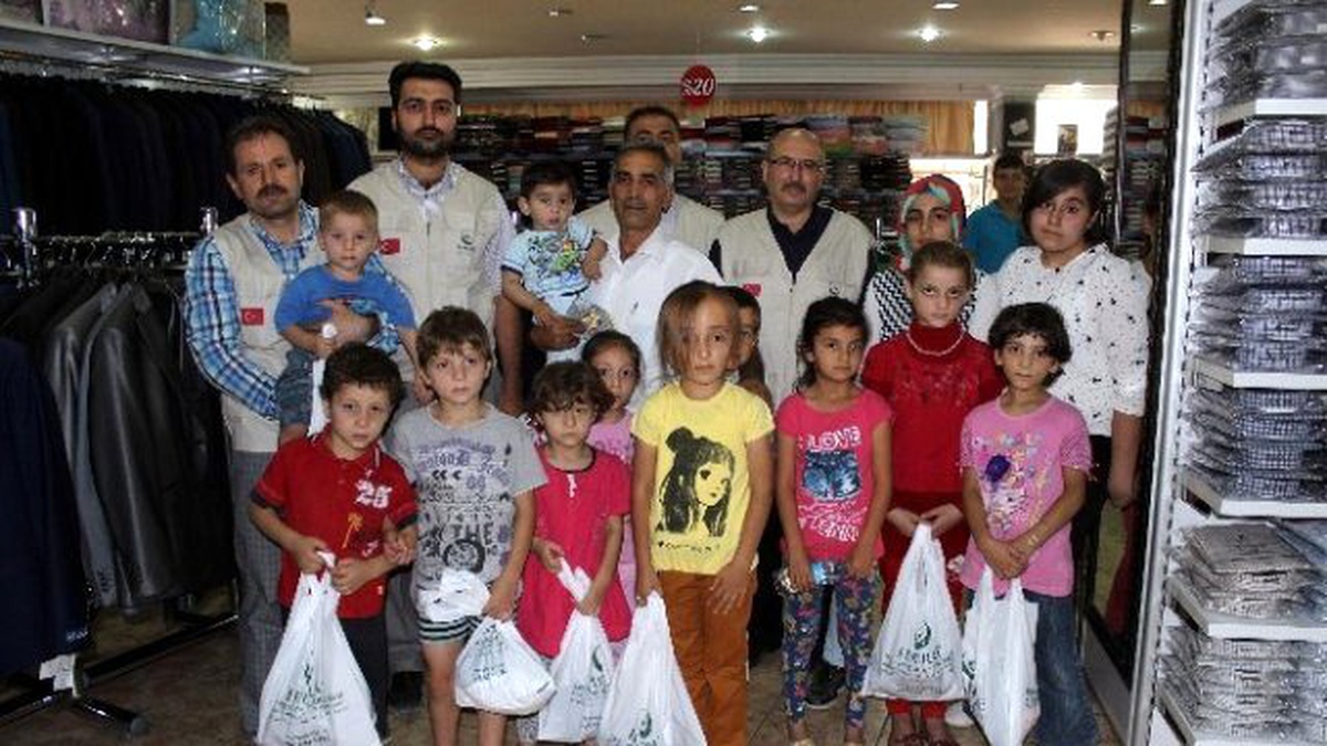Hayrat İnsani Yardım Derneği\'nden Çocuklara Bayramlık