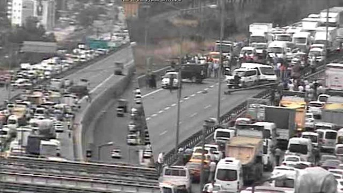 İstanbul'da Yüksek Gerilim Hattı Yola Devrildi