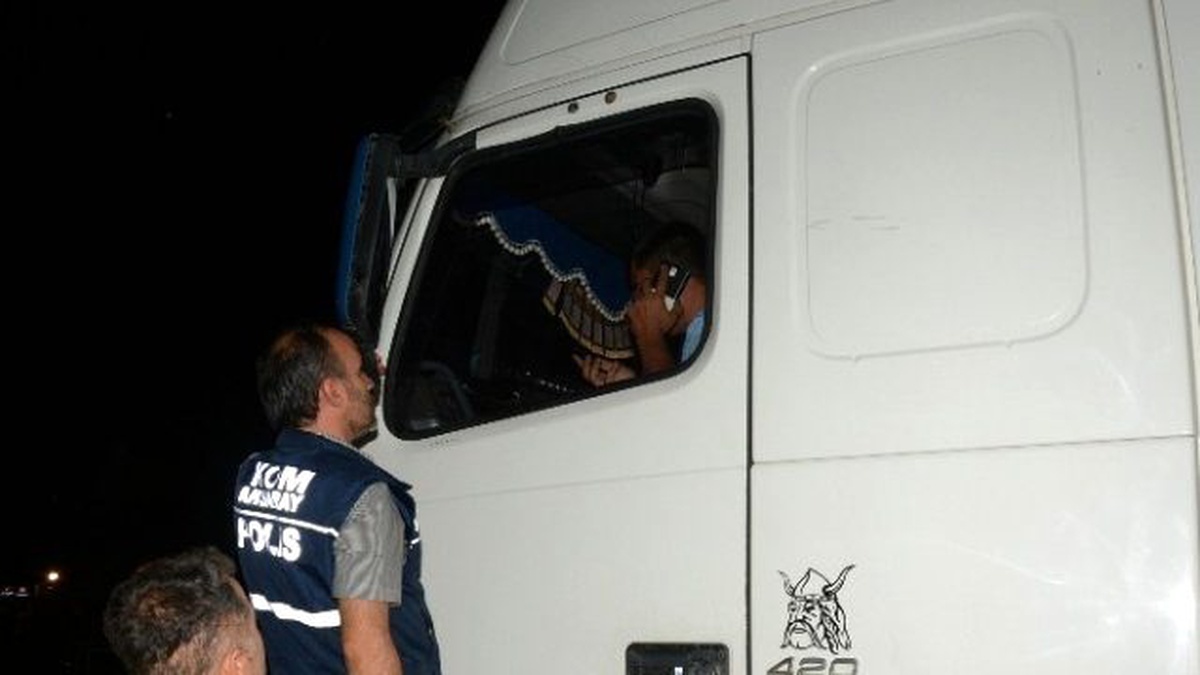 Kazakistanlı Sürücü Kendini Tır\'a Kilitledi