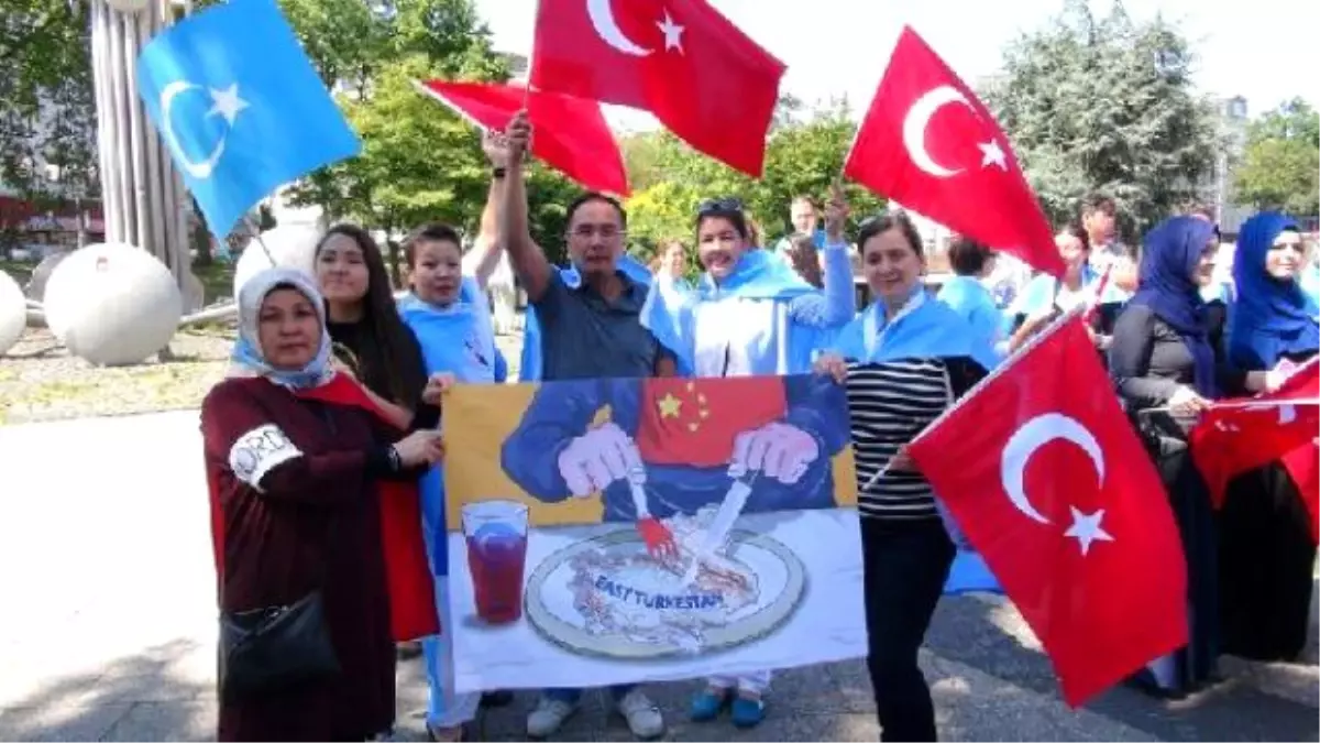 Köln\'de Çin Protesto Edildi