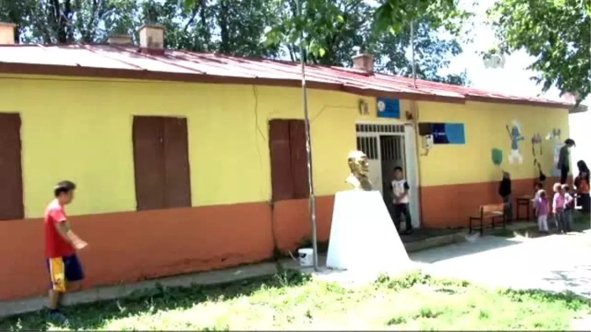 Köy Okullarını Güzelleştirmek İçin Çalışıyorlar