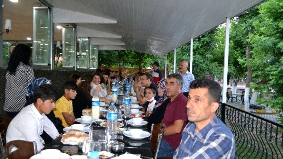 Muş\'ta Onkoloji Hastaları İftar Sofrasında Bir Araya Geldi
