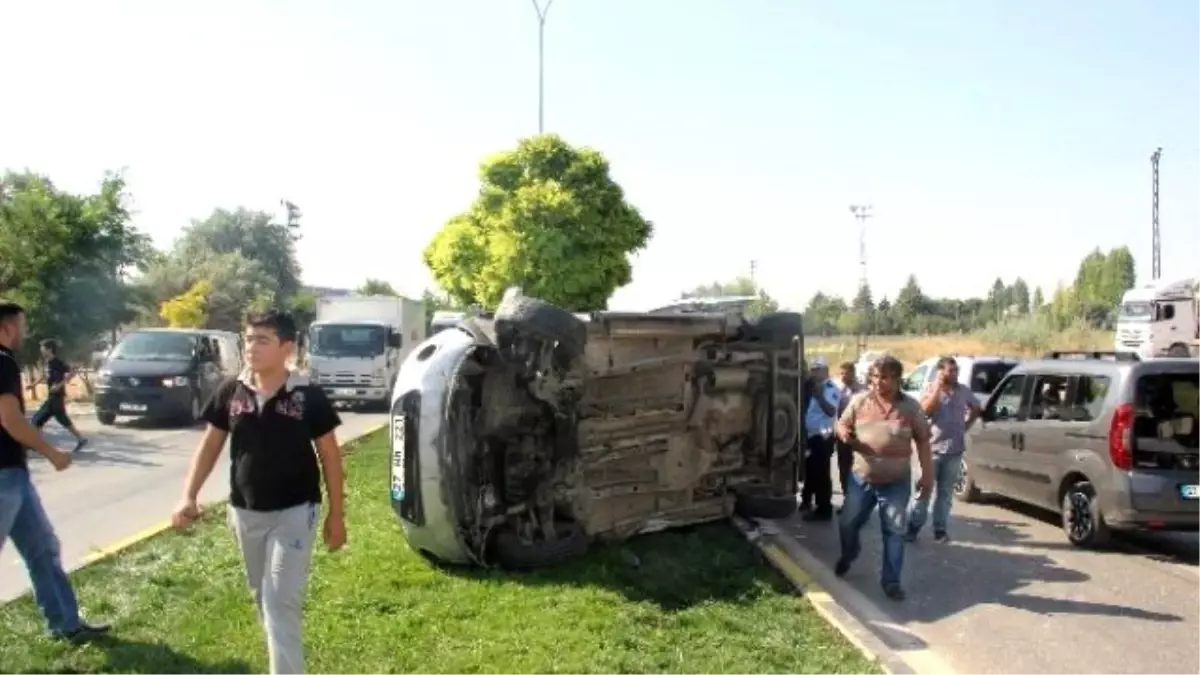 Orta Refüje Çarparak Takla Atan Araçtaki 4 Kişi Yaralandı