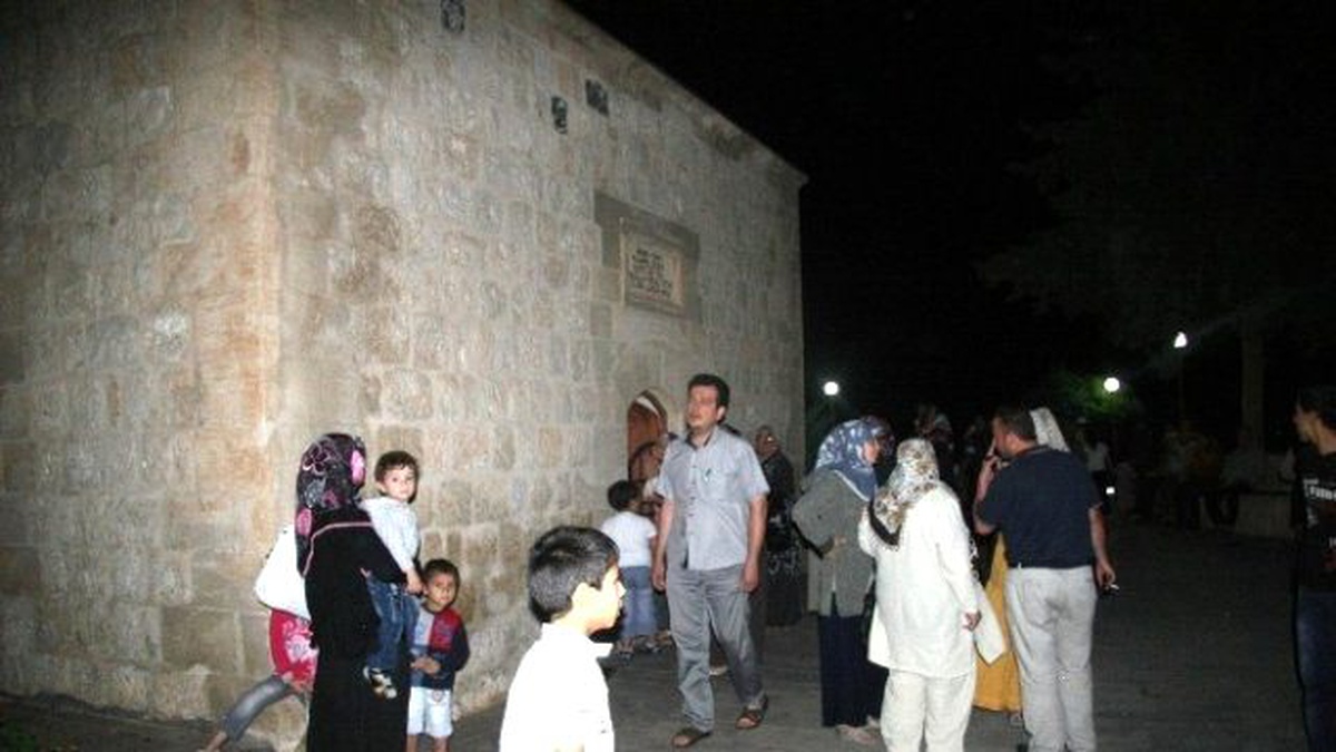 Ramazan Ayında Türbelere Ziyaretçi Akını