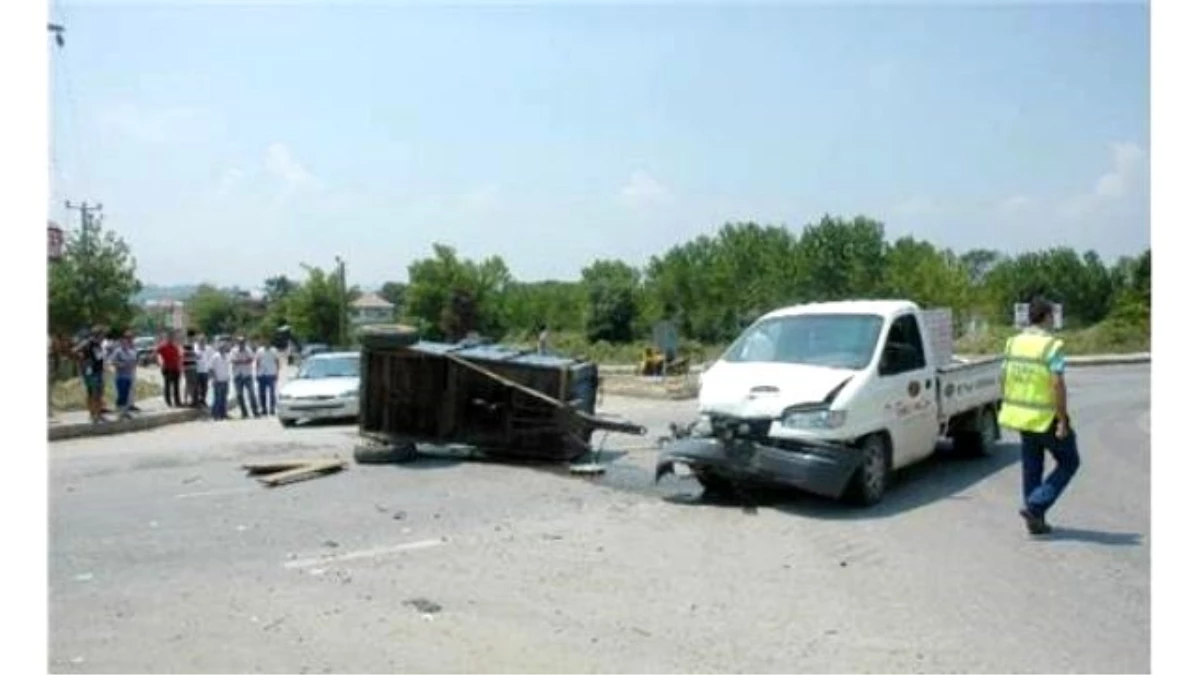 Sakarya\'da Kamyon ile Traktör Çarpıştı: 1 Ölü