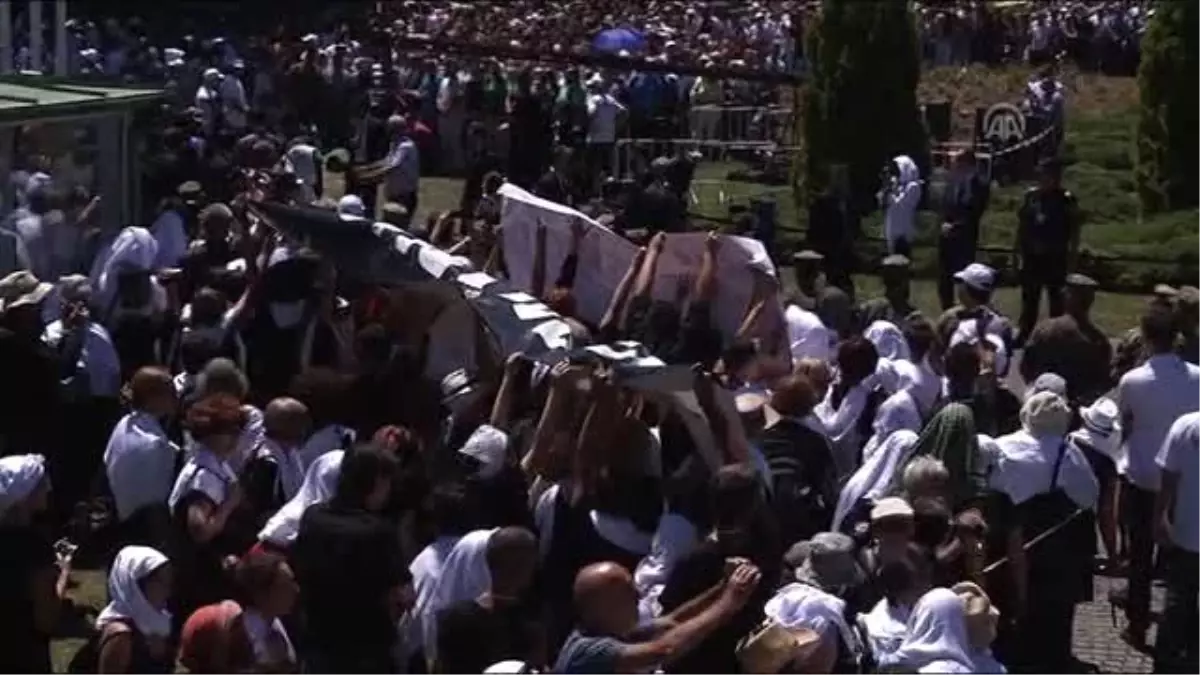 Sırbistan Başbakanı Vuçiç, Protesto Edildi