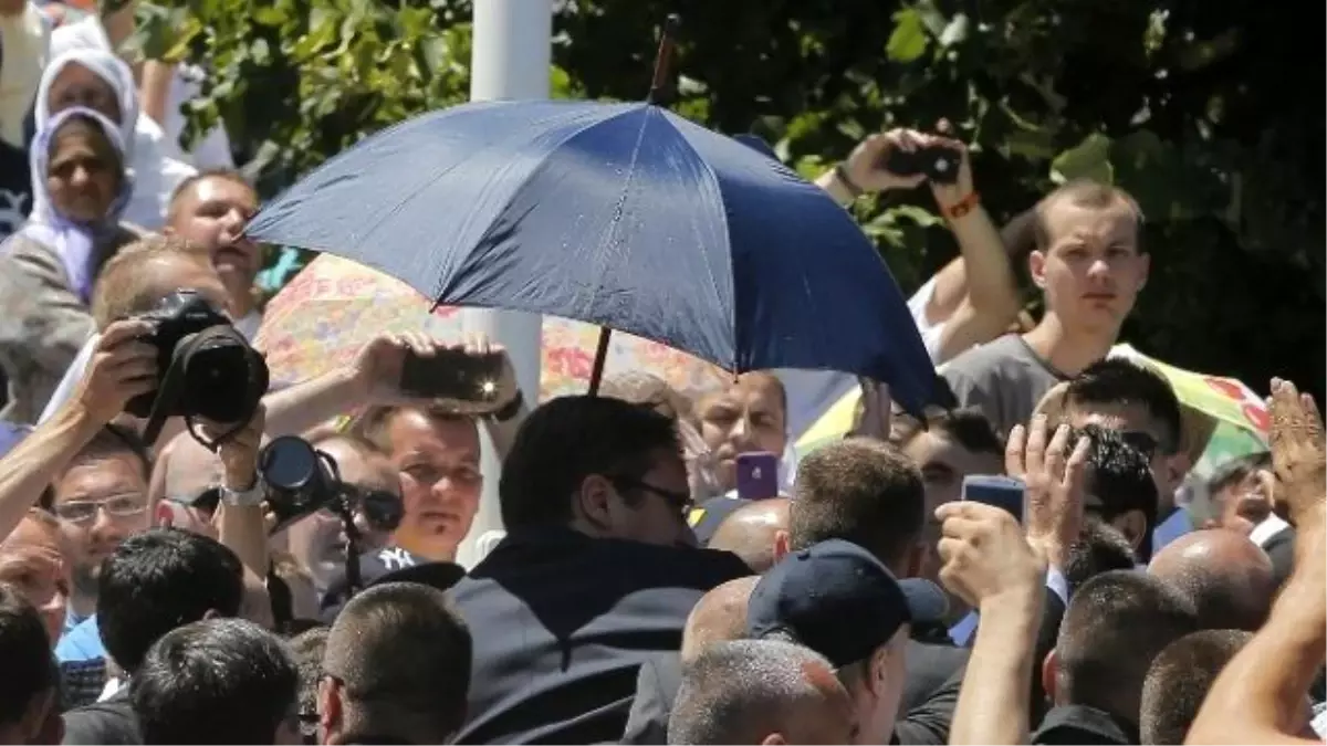 Sırbistan Başbakanı Vucic, Srebrenitsa\'da Protesto Edildi