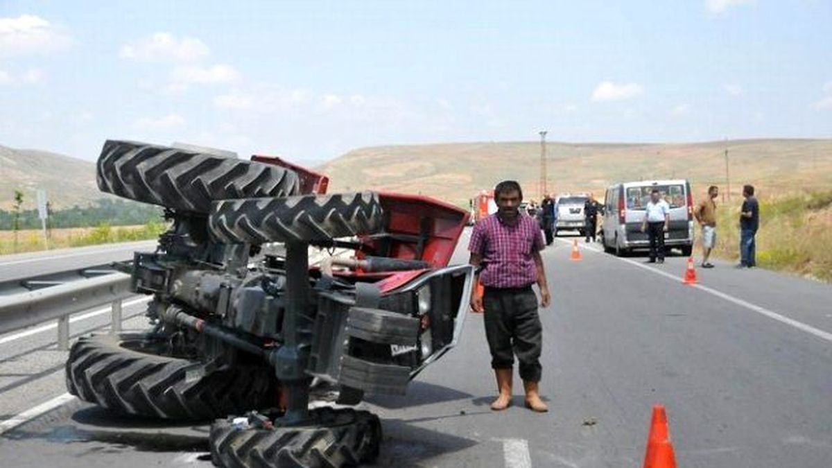 Sivas\'ta Askeri Araç ile Traktör Kaza Yaptı: 4 Yaralı