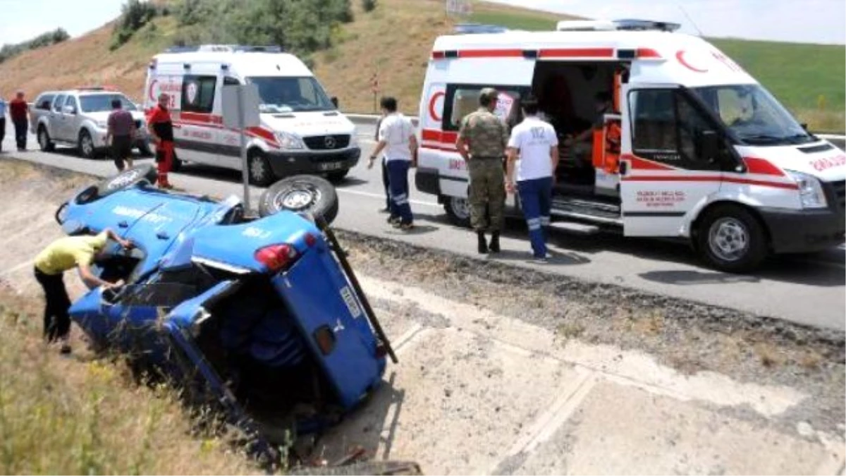 Sivas\'ta Askeri Aracın da Karıştığı Zincirleme Kazada 4 Kişi Yaralandı