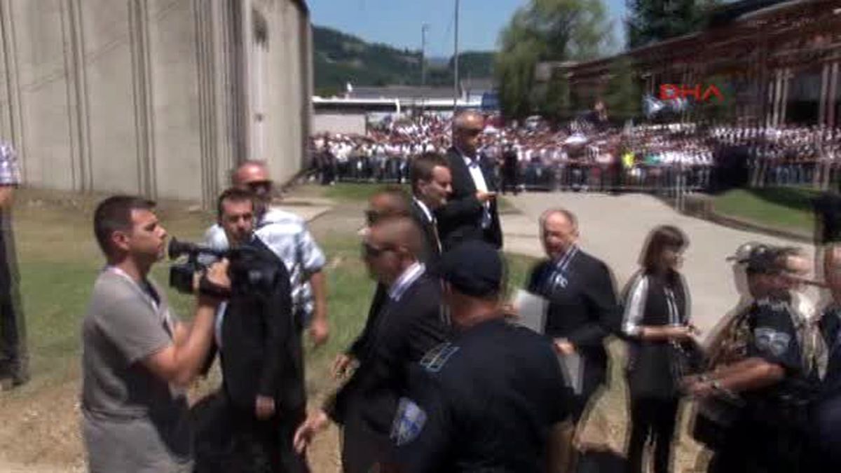 Srebrenitsa\'daki Soykırım Anmasında Sırp Başbakan\'a Taş ve Pet Şişe Atıldı 2-