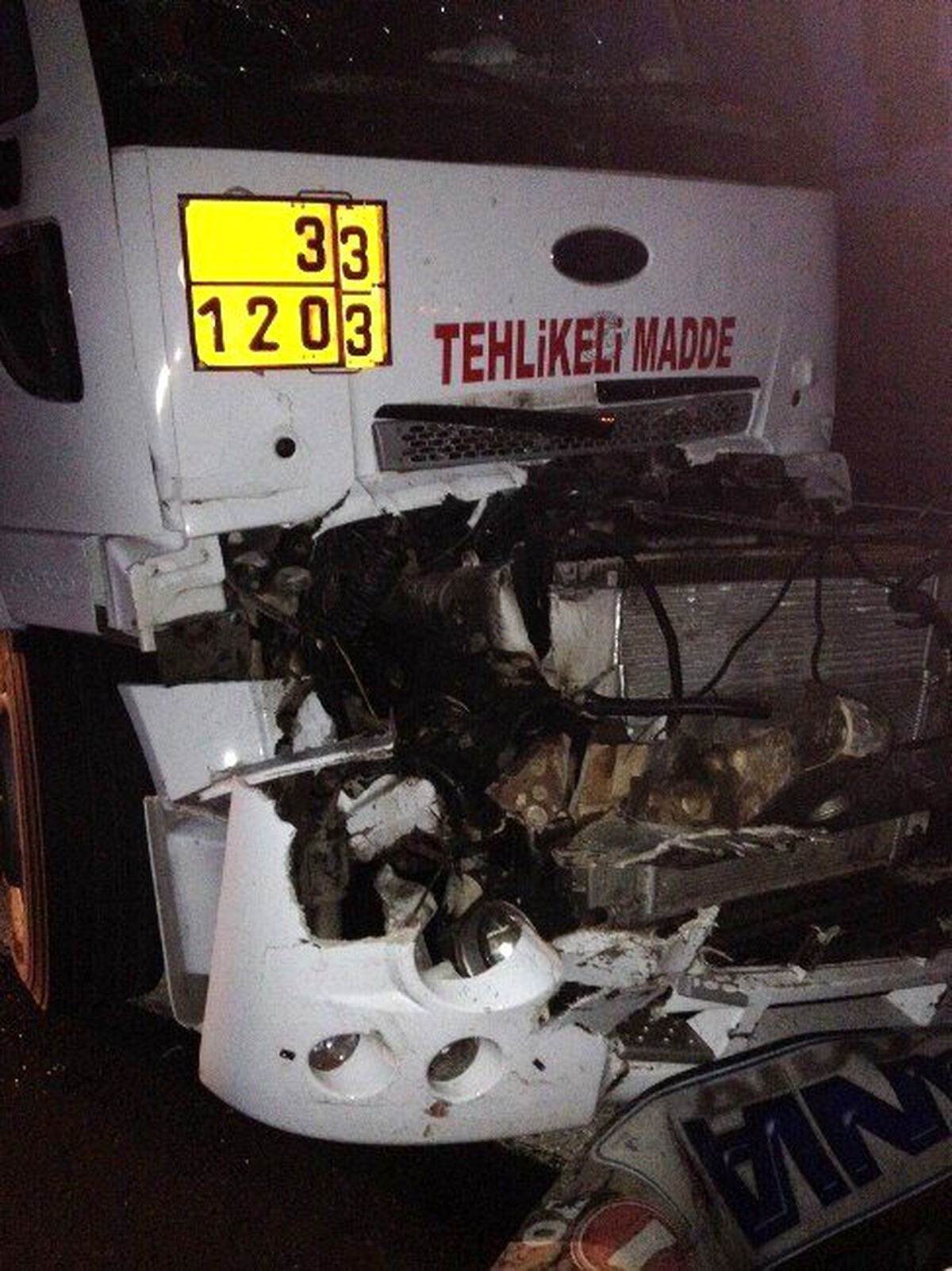 Yakıt Tankeri ile Tır Çarpıştı: 1 Ölü