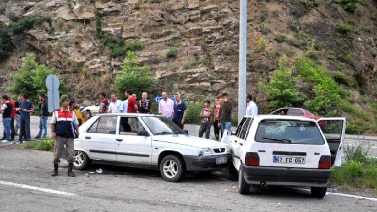 Zonguldak\'ta İki Otomobil Çarpıştı: 7 Yaralı