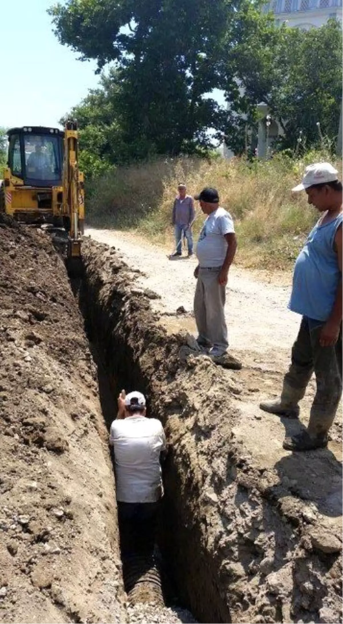 Akçay Mahallesi\'nde Yeni Yağmur Suyu Hattı Döşeniyor