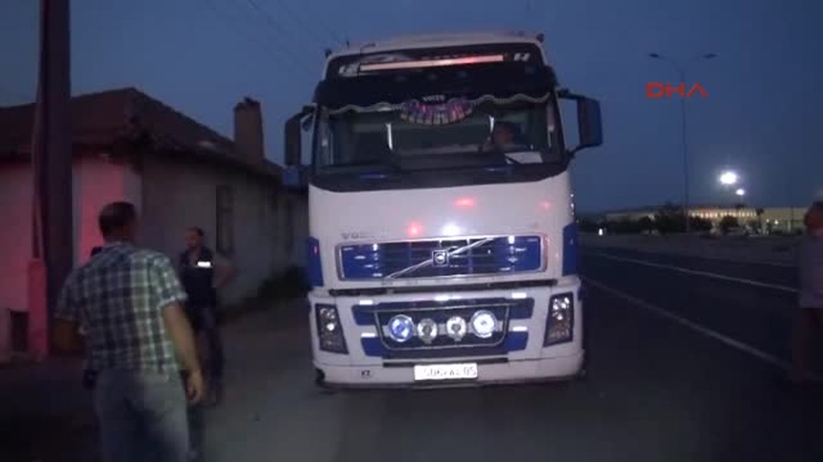 Aksaray - Kazakistanlı Sürücü Karşısında Polisi Görünce Kendini Tır\'a Kilitledi
