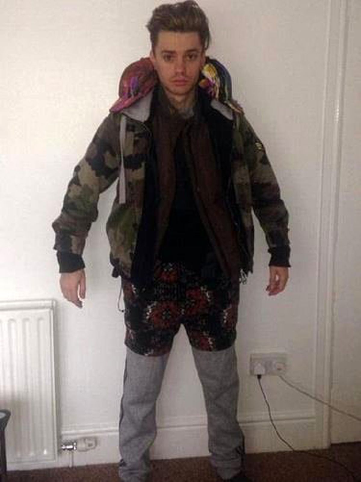 Bagaj Parası Vermemek İçin 12 Kat Giyinen Genç Uçakta Sıcaktan Bayıldı