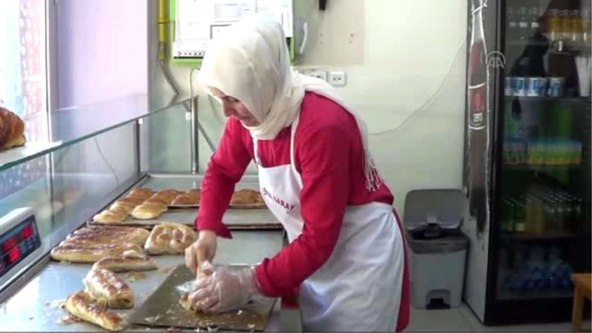 Börek Dilimlerken Dünyayla İlişkimi Kesiyorum"