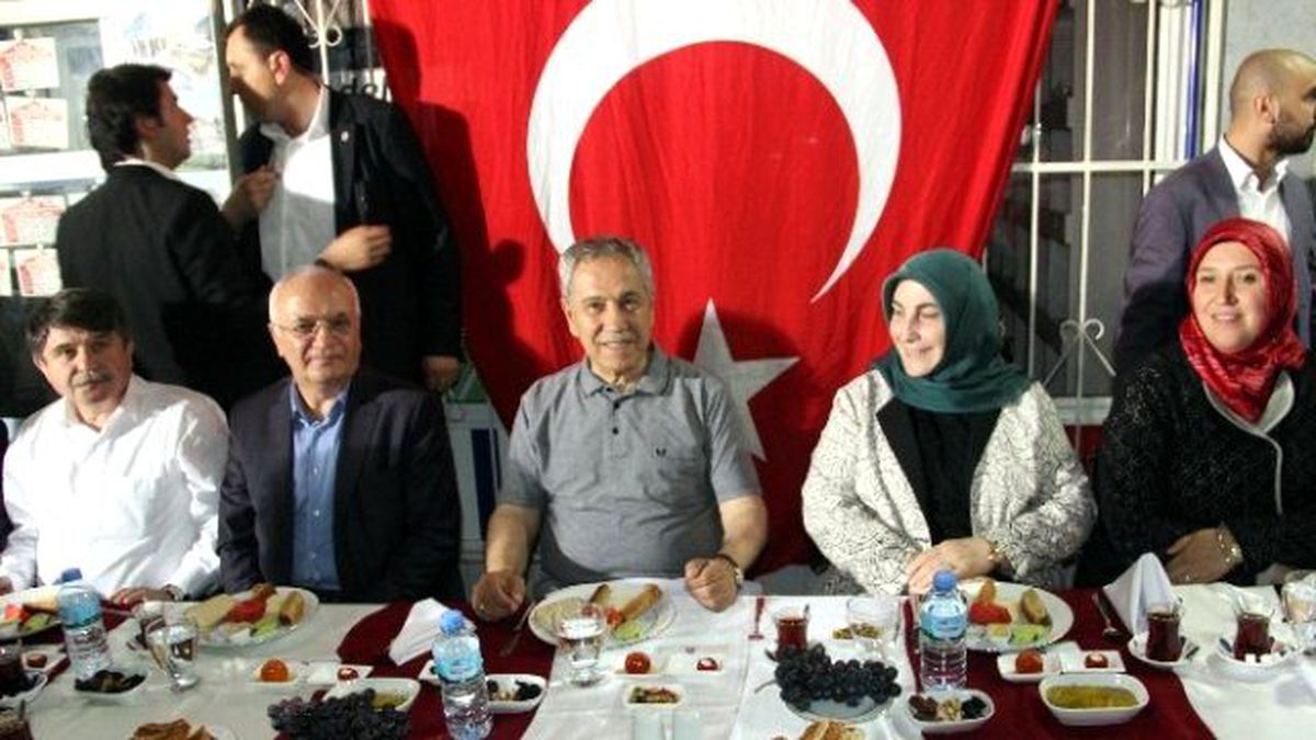 Bülent Arınç, Manisa\'da Sahur Yaptı