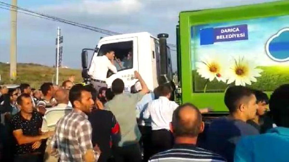 Çöp Kokusundan Rahatsız Olan Mahalle Sakinleri Yol Kapattı