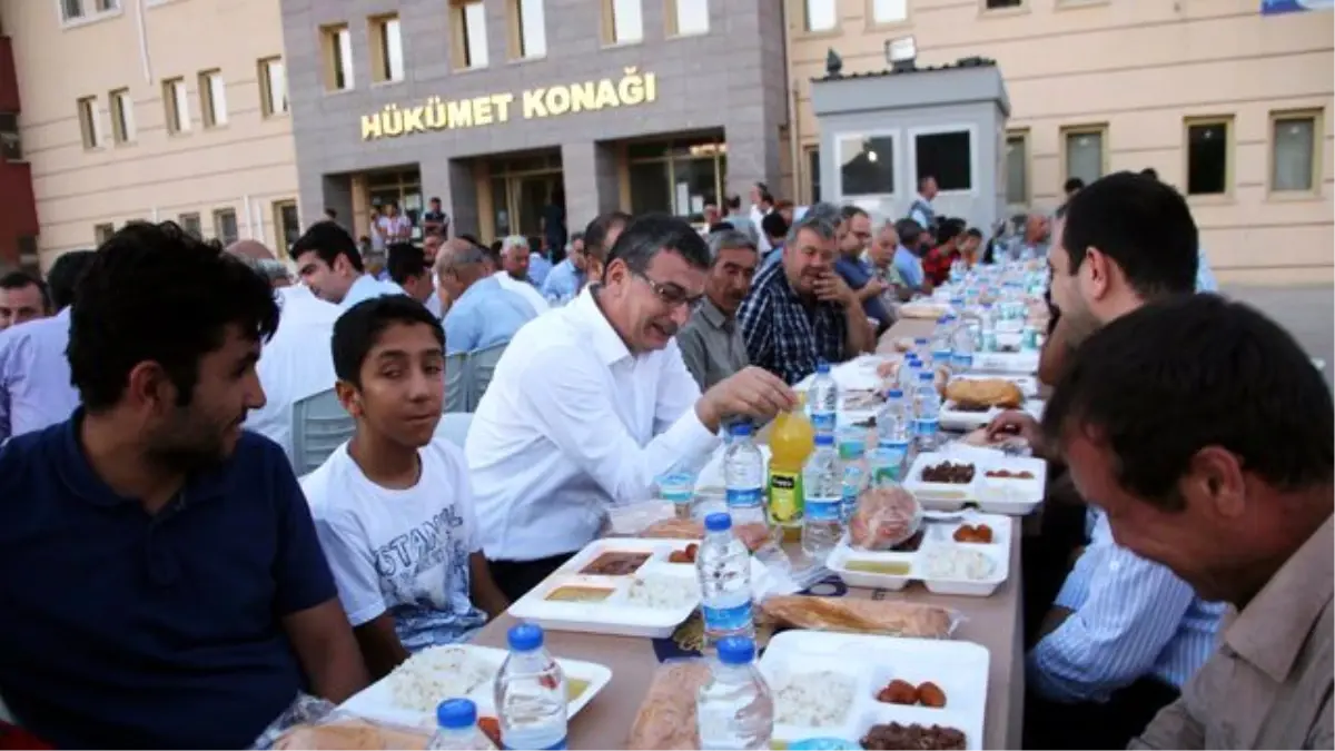 Güvenç, İftarını Vatandaşlarla Birlikte Açtı