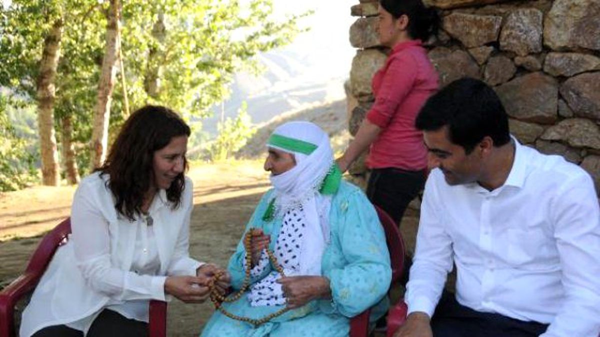 Hdp\'li Milletvekillerinden Köylere Teşekkür Ziyareti