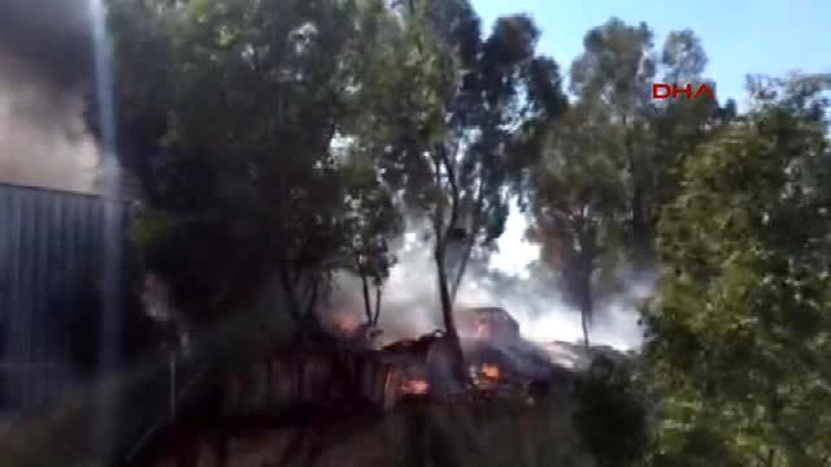 İzmir Sanayi Sitesindeki Yangında Tamir İçin Bekleyen Araçlar Kül Oldu