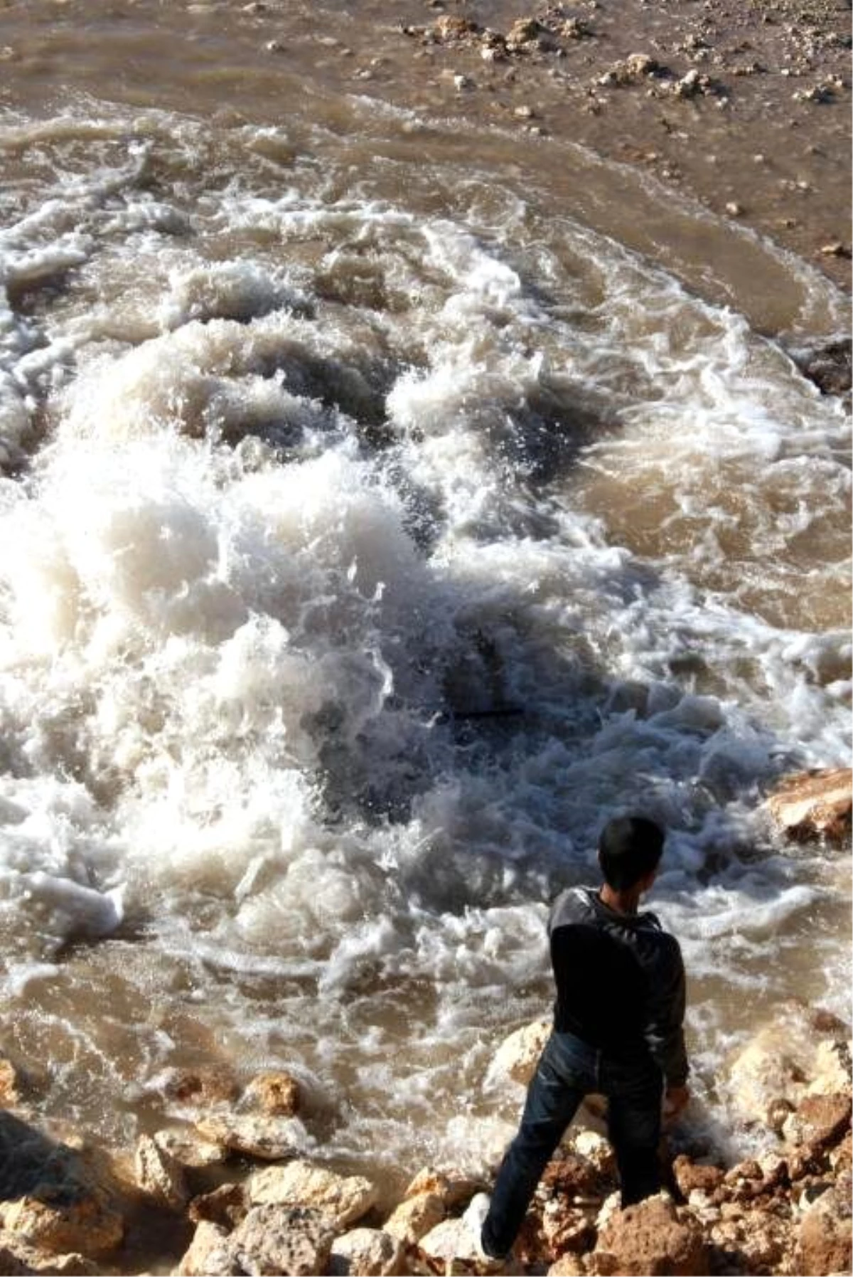 Mardin\'de İçme Suyu Hattındaki Boru Patladı
