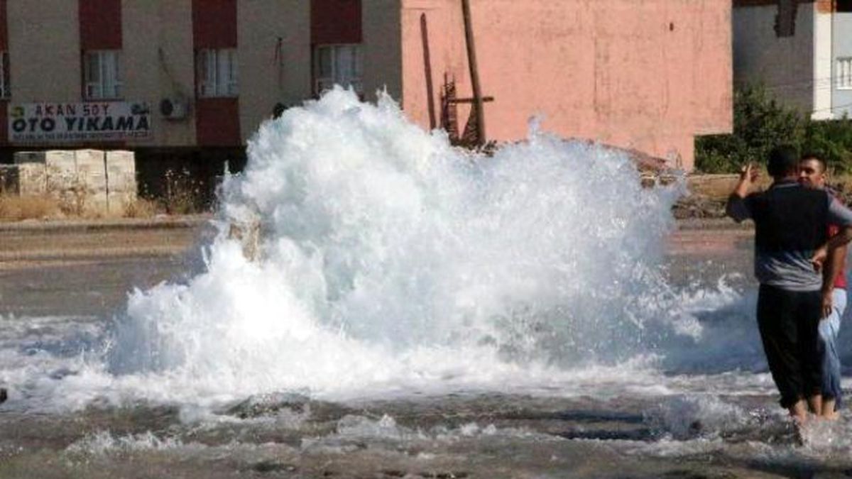 Nusaybin\'de Su Borusu Patladı, Caddeler Göle Döndü