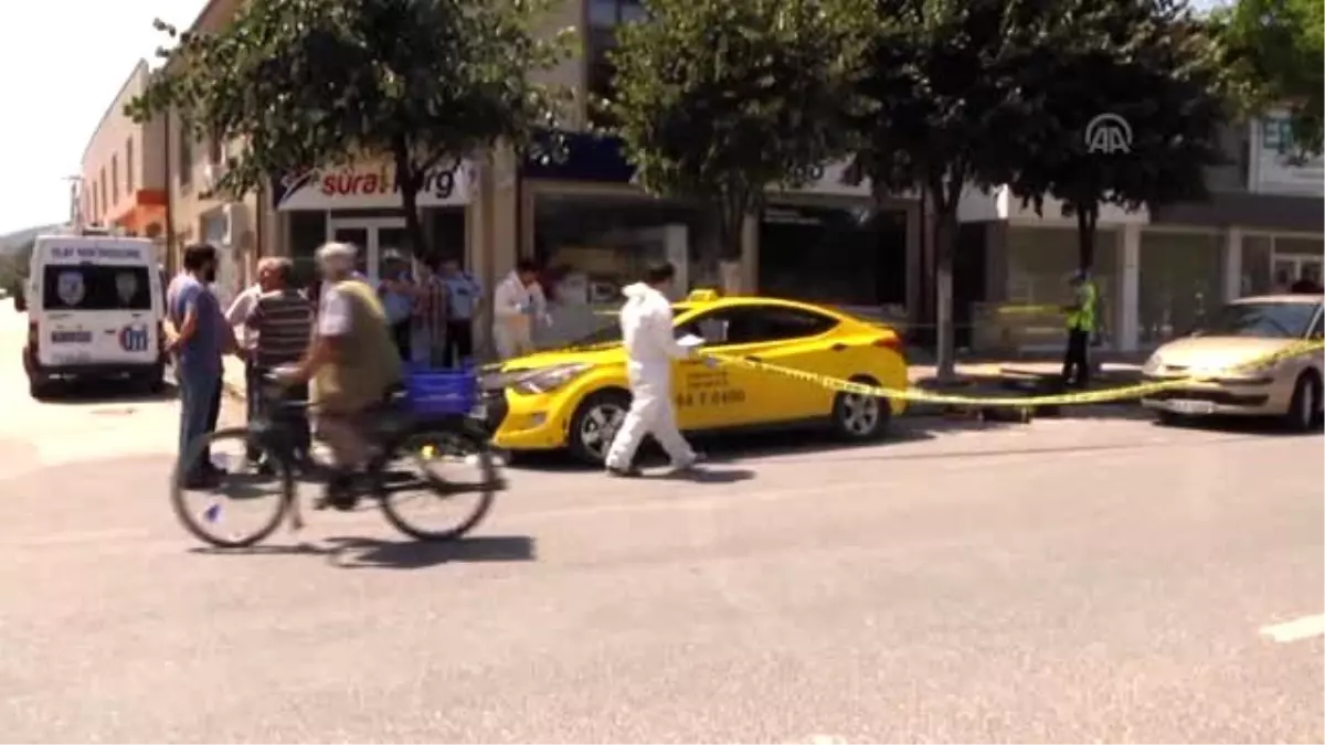 Otomobilin Devirdiği Direğin Altında Kalan Hamile Kadın Öldü