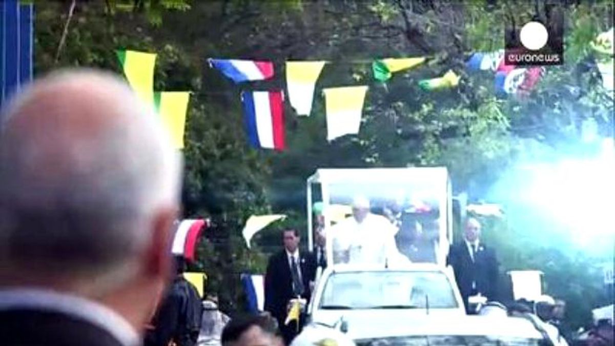 Papa Francis\'e Paraguay\'da Coşkulu Karşılama