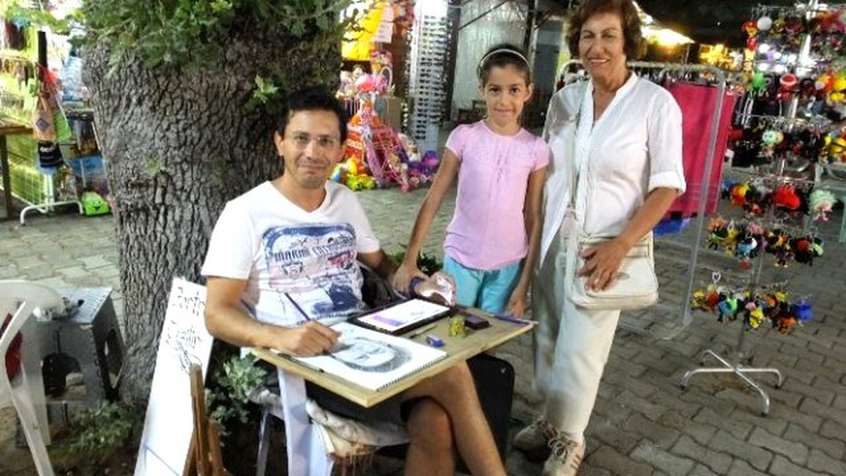 Portre Resim Çizerek Para Kazanıyor