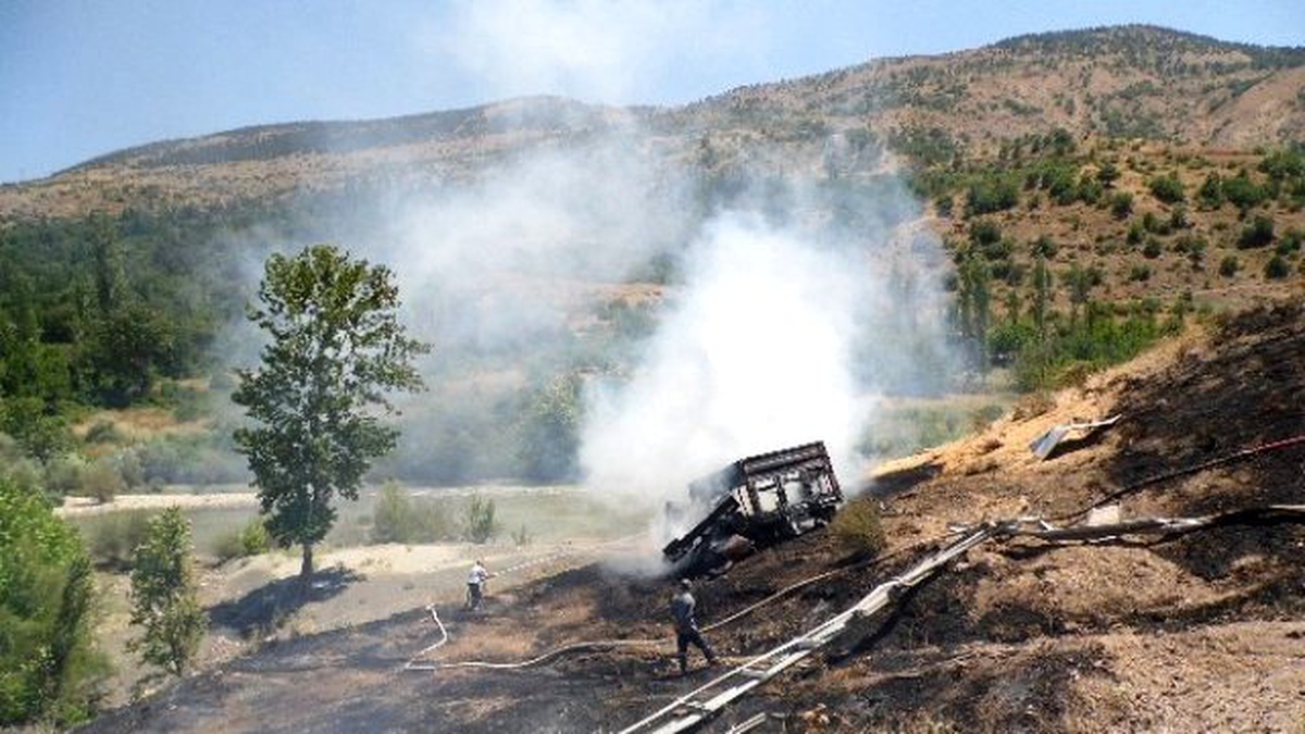 Şarampole Yuvarlanan Kamyon Kül Oldu: 2 Yaralı