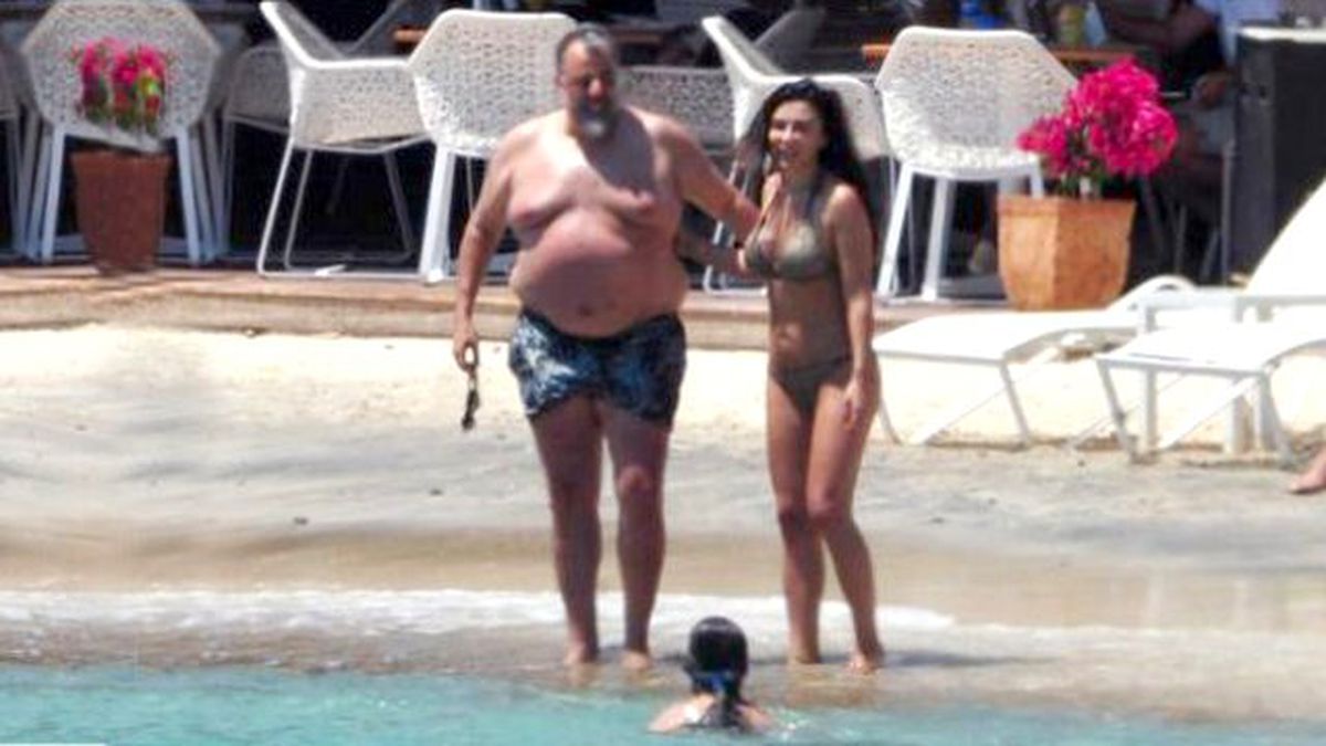 Hamdi Alkan'ın Eşi: Kocamın Göbeği Çok Seksi