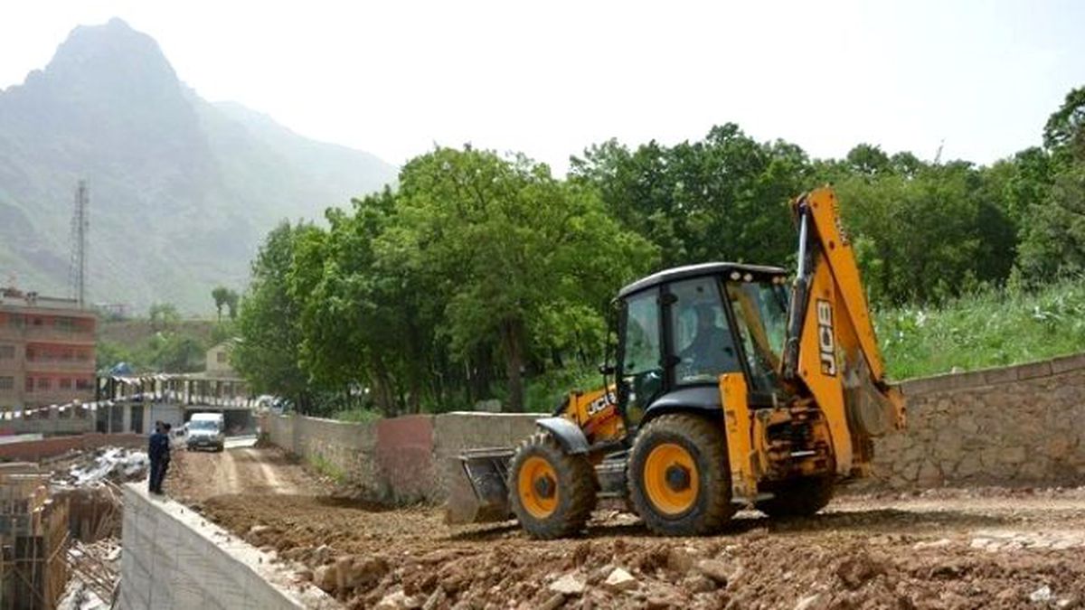 Şemdinli\'de Yol Yapım Çalışması